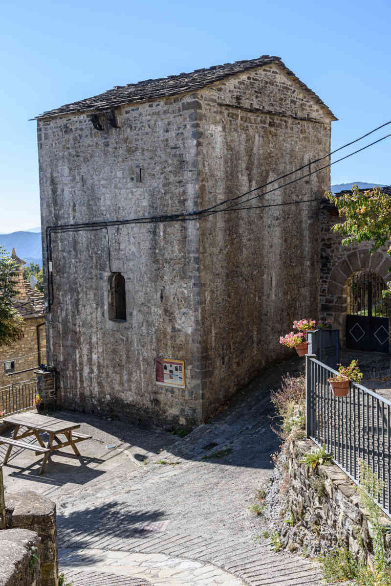 Huesca - Puértolas 10 - torre de la cárcel.jpg